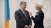 Президент України Петро Порошенко (ліворуч) та голова Міжнародного валютного фонду Крістін Лагард. Саме співпраця з МВФ, на думку економістів, є ключовою для успішних виплат за зовнішніми зобов’язаннями України