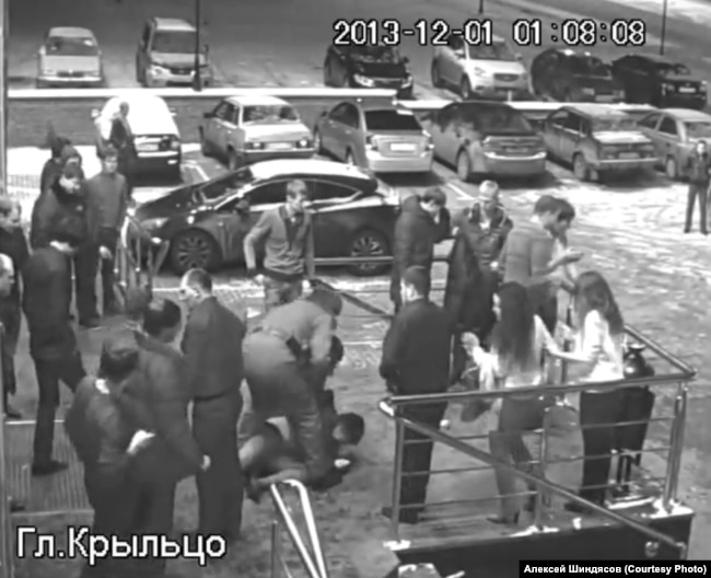 Скриншот с записи камеры наблюдения у входа в санарский клуб "Белый медведь" из материалов дела Алексея Шиндясова