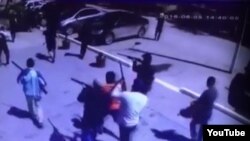 Момент одного из нападений предполагаемых боевиков в Актобе 5 июня 2016 года. Кадр видео.