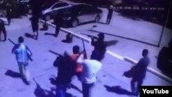 Момент одного из нападений предполагаемых боевиков в Актобе 5 июня 2016 года. Кадр видео.