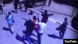 Билік "экстремистер" деп атаған адамдар түсіп қалған көшедегі бейнебақылау камерасының видеосынан скриншот. Ақтөбе, 5 маусым 2016 жыл.