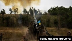 Українські військові на сході України ведуть вогонь із САУ 2С7 «Піон» по позиціях армії Росії, 26 серпня 2022 року