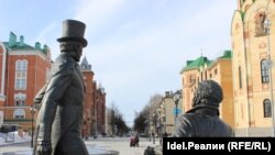 Памятник Пушкину и Евгению Онегину