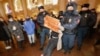 Полиция задерживает сторонника Алексея Навального, Санкт-Петербург, 18 января 2021 года