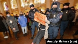 Полиция задерживает сторонника Алексея Навального, Санкт-Петербург, 18 января 2021 года