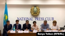 Группа казахстанских гражданских активистов на пресс-конференции.