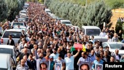 Участники похоронной процессии жертв теракта в Анкаре