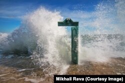 Скульптура Михаила Ревы "Дверь в море" в Одессе