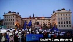 Митинг протеста с требованием отставки президента Милоша Земана и лидера партии АНО Андрея Бабиса перед Пражским Градом. Прага, 17 октября 2017 года