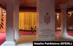 Український тризуб у церкві міста Козарац