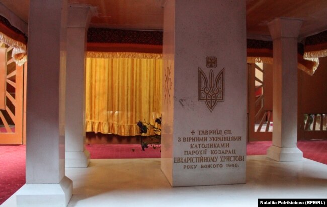 Український тризуб у церкві міста Козарац