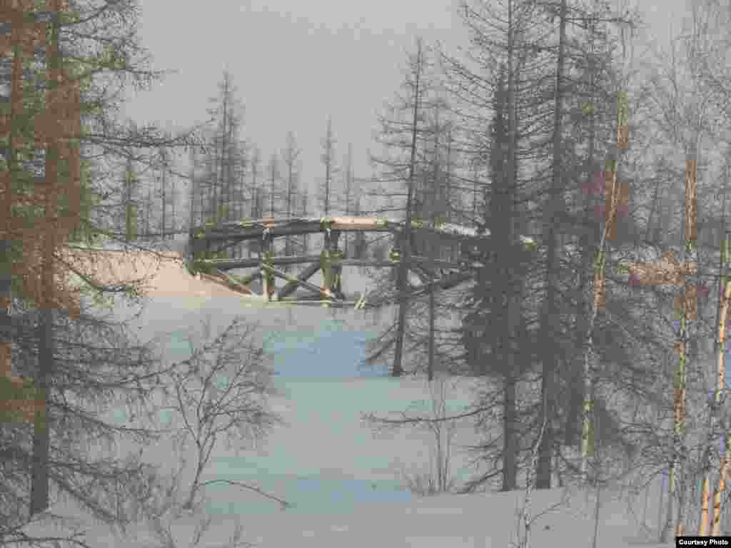 Один из деревянных мостов на 501-й стройке