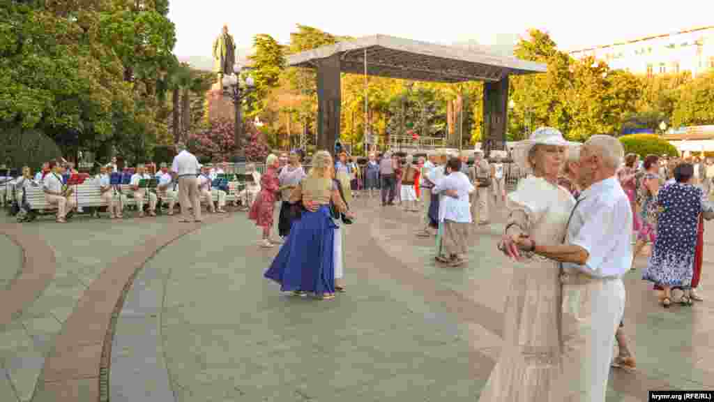 На площі біля пам&#39;ятника Леніну влаштовують розваги для людей похилого віку