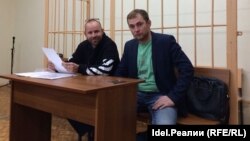 Дмитирий Тетерин (слева) и его защитник Рузиль Мингалимов (справа)