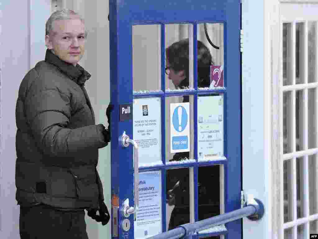 Themeluesi i WikiLeaks, Xhulian Asanzh, është liruar pasi ka paguar kaucionin...