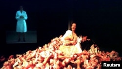  Марина Абрамович стои върху тонове кравешки кости на Биеналето във Венеция. 