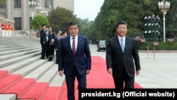 Президент КР Сооронбай Жээнбеков и председатель КНР Си Цзиньпин. Пекин, 6 июня 2018 г.