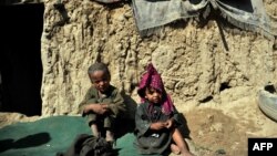 دو کودک بی‌خانمان در کمپی در شهر کابل