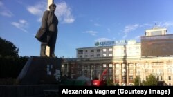 Площа Леніна в Донецьку: вдалині видно намет комуністичної партії України. На цій площі проходять мітинги угруповання «ДНР», яке в Україні визнане терористичною організацією