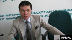 Жомарт Ертаевтың қазақстандық банкті басқарған кездегі суреті. Алматы, 8 шілде 2009 жыл.