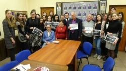 Ида Спектор и Олег Морткович в окружении московских студентов в дни памяти жертв Холокоста