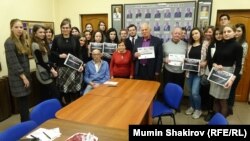 Ида Спектор и Олег Морткович в окружении московских студентов в дни памяти жертв Холокоста