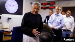 Чак Гейґел на прес-конференції в літаку по дорозі до Афганістану, фото 7 березня 2013 року