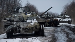 Tanke të shkatërruara ruse shihen në një rrugë në rajonin ukrainas Sumi. 7 mars 2022.