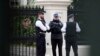 Поліцейські охороняють вхід посольства Росії в Лондоні, 20 березня 2018 року