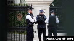 Поліцейські біля входу до посольства Росії в Лондоні, 20 березня 2018 року