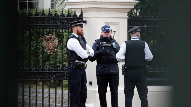 Полиция: в Лондоне трех человек облили «вредным веществом», их госпитализировали