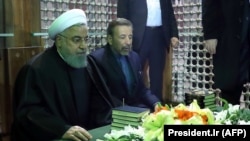 Президент Хасан Роухани Ирандагы ислам ыңкылабынын лидери, аятолла Рухолла Хомейнинин күмбөзүнө барган учур. 31-январь, 2018-жыл. 