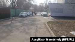 Полицейские машины недалеко от ресторана, где планировали провести съезд Санавар Закирова и ее сторонники.
