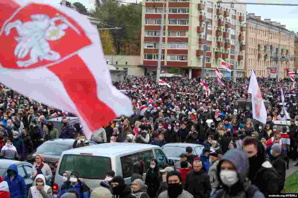 &laquo;Выглянуте в окно. Прекратите смотреть телевизор&raquo;, &ndash; скандировали протестующие. Контролируемые государством СМИ показывают мирные митинги в Беларуси как немноголюдные и не имеющие существенного влияния на политическую жизнь.