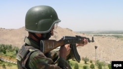 An Afghan National Army soldier guards a roadside check point near Kandahar. (file photo)