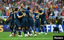 Игроки сборной Франции по футболу после победы их команды в финальном матче на чемпионате мира.