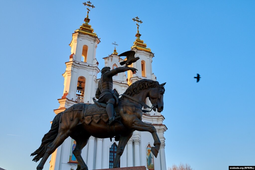 Помнік князю Альгерду каля Ўваскрасенскай царквы