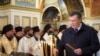 Президент Виктор Янукович ставит свечку за Украину по случаю Дня Соборности и Свободы