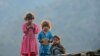 Copii afgani privind militari SUA în satul Shigal, provincia Kunar, Afganistan.