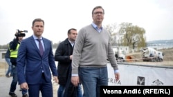 Siniša Mali, tada kao gradonačelnik Beograda, prati Aleksandra Vučića, tada kao premijera Srbije, u obilasku radova u naselju "Beograd na vodi" najpoznatijem i najkontroverznijem projektu realizovanom u saradnji Srbije i Emirata. (9. novembera 2017.).