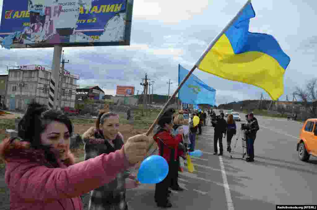 Кілька сотень жінок із кримськотатарського масиву Строганівка на околиці Сімферополя під час акції за мир і проти перебування російських військ у Криму.