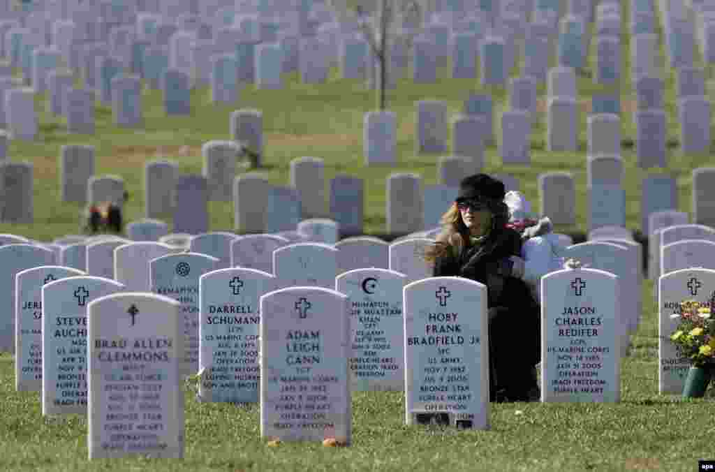 از آغاز جنگ عراق افزون بر دهها هزار غیرنظامی عراقی، بیش از چهار هزار سرباز آمریکایی نیز جان خود را از دست داده‌اند.