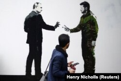 O pictură murală realizată de artistul stradal Loretto îi înfățișează pe președintele rus Vladimir Putin și pe președintele ucrainean Volodimir Zelenski. Londra, Marea Britanie, 4 octombrie 2022.