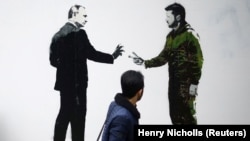 Муралот на уличниот уметник Лорето кој ги прикажува претседателот на Украина Володимир Зеленски и рускиот претседател Владимир Путин, Лондон, Британија, 4 октомври 2022 година