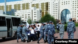 Задержание жителей ЖК «Махаббат» перед Верховным судом Казахстана. Астана, 23 июля 2015 года. Фото — Аида Султанбай.