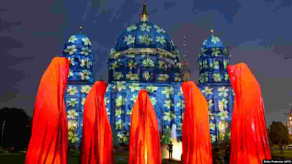 The installation 'Keeper of Time' is seen in front of the cathedral in Berlin, Germany, on October 9. (AFP Photo/DPA/Britta Pedersen)