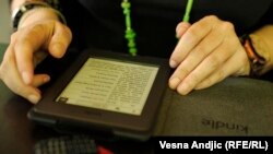 В условиях продолжающейся нехватки книг в средних школах Туркменистана учащимся рекомендуется использовать электронные книги. (Иллюстративное фото) 