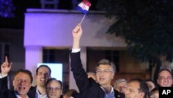 Prim-ministrul croat Andrej Plenkovic alături de colegii de partid, 5 iulie 2020. 