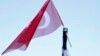 یک روز پس از کودتا؛ پرچم ترکیه بر فراز لوله یک زره‌پوش مستقر در مقابل پارلمان نصب شده است.