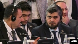 محمد علوش (نفر اول از راست)، عضو کمیسیون عالی مذاکرات اپوزسیون سوریه. 